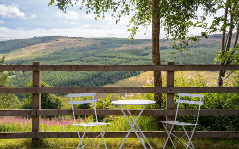 Highland Hillside Retreat: Meubilair, Buitenmeubels, Hout, Stoel, Tafel, Buitentafel, Klapstoel, De Lente, Tuin, Beits