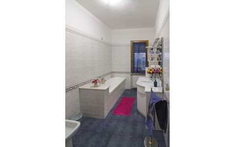 Gli Ulivi: Flooring, Verdieping, Interieur Ontwerp, Loodgieterswerkinrichting, Tegel, Loodgieter, Kamer, Badkamer, Wastafel, Kraan