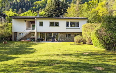 Ossiacher See 20: Gebouw, Gras, Huis, Huis, Woongebied, Struik, Architectuur, Land Lot, Dak, Verblijf