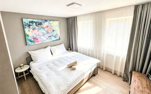 Bukanda: Interieur Ontwerp, Bed, Flooring, Verdieping, Slaapkamer, Hout, Laken, Kussen Gooien, Bedding, Appartement