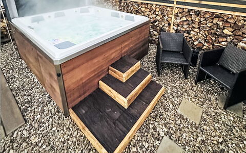 Bukanda: Beits, Hardwood, Jacuzzi, Timmerhout, Zwembad