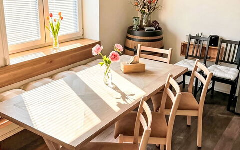 Bukanda: Meubilair, Flooring, Interieur Ontwerp, Stoel, Verdieping, Tafel, Hout, Keuken En Eettafel, Eetkamer, Houten Vloer