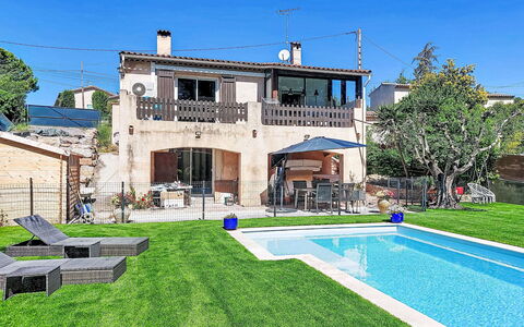 Villa Dolce Vita: Hout, Huis, Verblijf, Huis, Zwembad, Veranda, Deur, Toevlucht, Schaduw, Landgoed