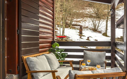 Cozy Bear Cabin: Hout, Huis, Verblijf, Huis, Zwembad, Veranda, Deur, Toevlucht, Schaduw, Landgoed