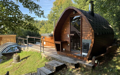 Cozy Bear Cabin: Hout, Huis, Verblijf, Huis, Zwembad, Veranda, Deur, Toevlucht, Schaduw, Landgoed