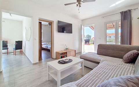 Sanja: Hout, Huis, Verblijf, Huis, Zwembad, Veranda, Deur, Toevlucht, Schaduw, Landgoed