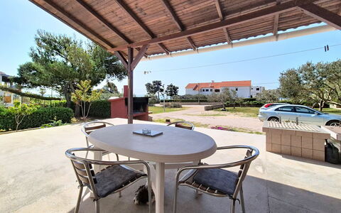 Sanja: Hout, Huis, Verblijf, Huis, Zwembad, Veranda, Deur, Toevlucht, Schaduw, Landgoed