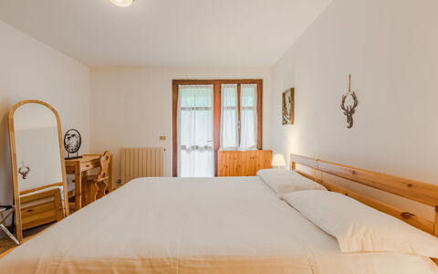 Lo Chalet del Bepy: Bed, Slaapkamer, Interieur Ontwerp, Meubilair, Bedding, Laken, Muur, Hout, Flooring, Verdieping
