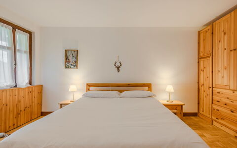 Lo Chalet del Bepy: Bed, Meubilair, Slaapkamer, Bedding, Interieur Ontwerp, Laken, Hout, Verdieping, Flooring, Plafond