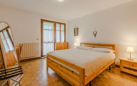 Lo Chalet del Bepy: Bed, Meubilair, Slaapkamer, Interieur Ontwerp, Bedding, Laken, Verdieping, Hout, Flooring, Kamer