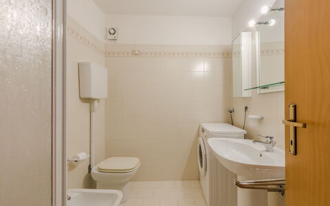 Lo Chalet del Bepy: Badkamer, Wastafel In De Badkamer, Loodgieterswerkinrichting, Flooring, Interieur Ontwerp, Verdieping, Wastafel, Toilet, Kraan, Wc Bril