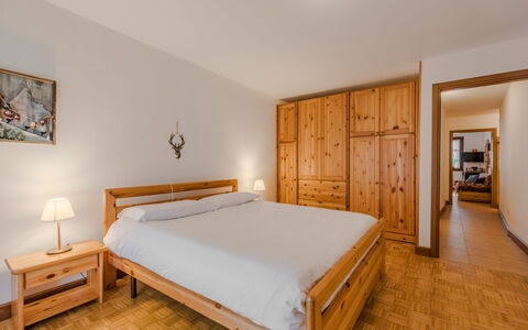 Lo Chalet del Bepy: Bed, Meubilair, Interieur Ontwerp, Slaapkamer, Hout, Laken, Flooring, Plafond, Kamer, Verdieping