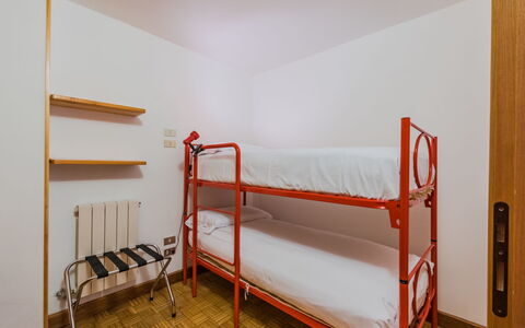 Lo Chalet del Bepy: Flooring, Hout, Verdieping, Interieur Ontwerp, Plafond, Bed Frame, Kamer, Bed, Beits, Slaapkamer