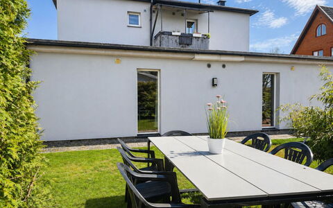 Brömsebro: Hout, Huis, Verblijf, Huis, Zwembad, Veranda, Deur, Toevlucht, Schaduw, Landgoed