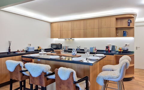 Balcon des Alpes 24: Meubilair, Interieur Ontwerp, Flooring, Hout, Keuken, Countertop, Plafond, Verdieping, Verlichting, Lichte Inrichting