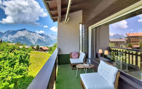 Balcon des Alpes 24: Architectuur, Balkon, Eco Hotel, Veranda, Vallei, Schaduw, Villa, Werf, Toevlucht, Buitenmeubels