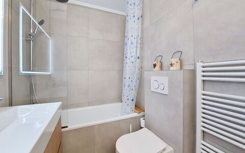 Balcon des Alpes 24: Badkamer, Flooring, Loodgieterswerkinrichting, Verdieping, Interieur Ontwerp, Bad, Kraan, Toilet, Loodgieter, Wastafel