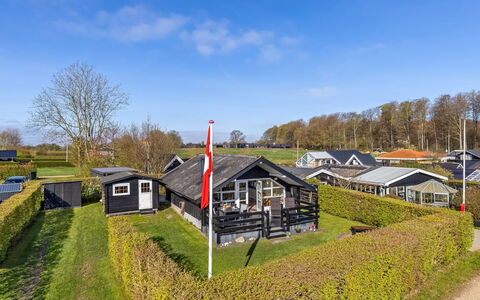 Uuno - 200M from the Sea: Meubilair, Buitenmeubels, Tableware, Tafel, Drinkware, Stoel, Buitentafel, Voedsel, Fles