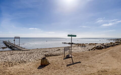 Uuno - 200M from the Sea: Meubilair, Buitenmeubels, Tableware, Tafel, Drinkware, Stoel, Buitentafel, Voedsel, Fles