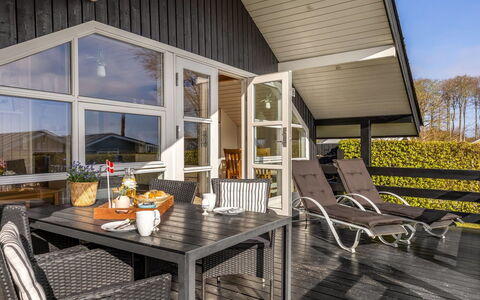 Uuno - 200M from the Sea: Meubilair, Buitenmeubels, Tableware, Tafel, Drinkware, Stoel, Buitentafel, Voedsel, Fles