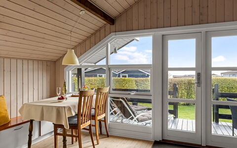 Uuno - 200M from the Sea: Meubilair, Buitenmeubels, Tableware, Tafel, Drinkware, Stoel, Buitentafel, Voedsel, Fles