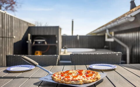 Uuno - 200M from the Sea: Meubilair, Buitenmeubels, Tableware, Tafel, Drinkware, Stoel, Buitentafel, Voedsel, Fles