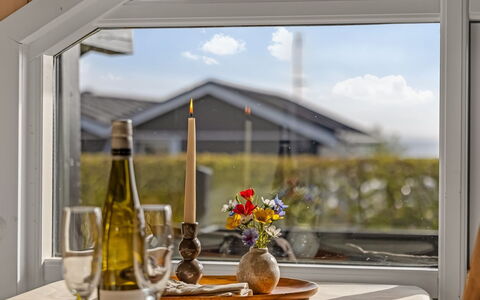 Uuno - 200M from the Sea: Meubilair, Buitenmeubels, Tableware, Tafel, Drinkware, Stoel, Buitentafel, Voedsel, Fles
