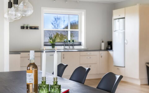 Aina - 20Km from the Sea: Meubilair, Interieur Ontwerp, Flooring, Hout, Verdieping, Countertop, Keuken, Cabinetry, Lichte Inrichting, Plafond