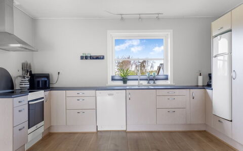 Aina - 20Km from the Sea: Flooring, Hout, Keuken, Interieur Ontwerp, Verdieping, Cabinetry, Countertop, Toestel Van De Keuken, Plafond, Kamer