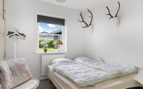 Aina - 20Km from the Sea: Slaapkamer, Bed, Bedding, Interieur Ontwerp, Plafond, Laken, Verlichting, Meubilair, Huis, Bed Frame