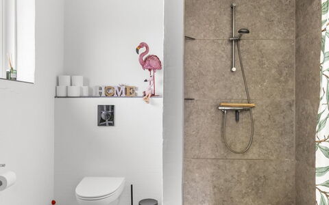 Aina - 20Km from the Sea: Flooring, Muur, Verdieping, Loodgieterswerkinrichting, Toilet, Badkamer, Interieur Ontwerp, Tegel, Loodgieter, Wc Bril
