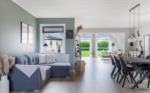 Aina - 20Km from the Sea: Hout, Dak, Huis, Huis, Architectuur, Siding, Land Lot, Verblijf, Schuur, Garden Gebouwen