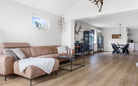 Aina - 20Km from the Sea: Hout, Dak, Huis, Huis, Architectuur, Siding, Land Lot, Verblijf, Schuur, Garden Gebouwen