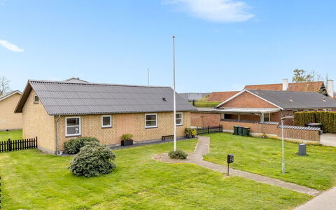Aina - 20Km from the Sea: Hout, Dak, Huis, Huis, Architectuur, Siding, Land Lot, Verblijf, Schuur, Garden Gebouwen
