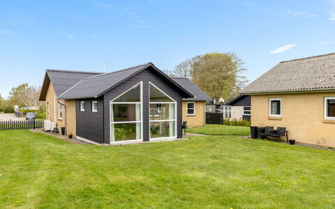 Aina - 20Km from the Sea: Hout, Dak, Huis, Huis, Architectuur, Siding, Land Lot, Verblijf, Schuur, Garden Gebouwen
