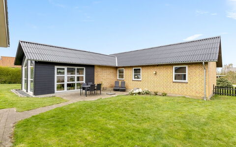 Aina - 20Km from the Sea: Hout, Dak, Huis, Huis, Architectuur, Siding, Land Lot, Verblijf, Schuur, Garden Gebouwen