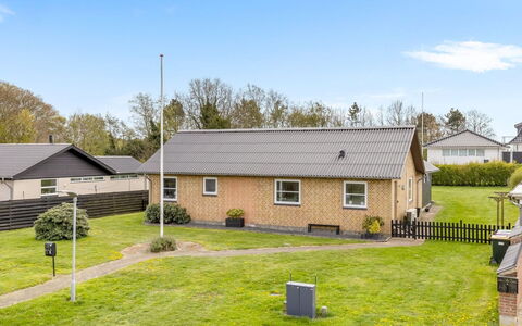 Aina - 20Km from the Sea: Hout, Dak, Huis, Huis, Architectuur, Siding, Land Lot, Verblijf, Schuur, Garden Gebouwen