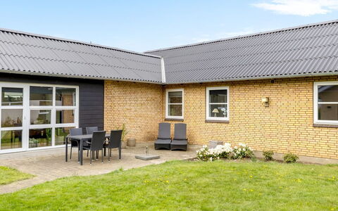 Aina - 20Km from the Sea: Hout, Dak, Huis, Huis, Architectuur, Siding, Land Lot, Verblijf, Schuur, Garden Gebouwen