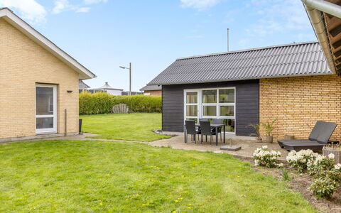 Aina - 20Km from the Sea: Hout, Dak, Huis, Huis, Architectuur, Siding, Land Lot, Verblijf, Schuur, Garden Gebouwen
