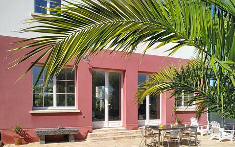 D-Day Plage Gold Beach: Huis, Schaduw, Bloempot, Kamerplant, Werf, Beits, Stoel, Hacienda, Balkon