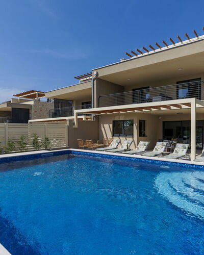 Villa Delora: Deur, Family Car, Parking, Luxevoertuig, Verf, Home Deur