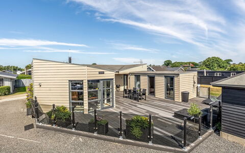 Vaska - 75M from the Sea: Dak, Huis, Schaduw, Ontwerp, Siding, Dek, Binnenplaats