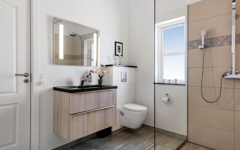 Vaska - 75M from the Sea: Interieur Ontwerp, Loodgieterswerkinrichting, Flooring, Badkamer, Verdieping, Wastafel, Badkamerkast, Kraan, Toilet, Wastafel In De Badkamer