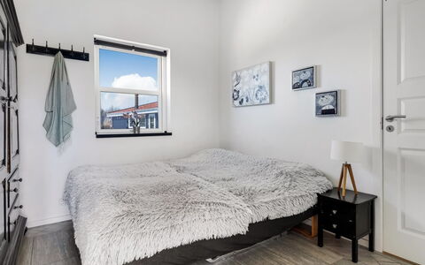 Vaska - 75M from the Sea: Slaapkamer, Bed, Hout, Laken, Verdieping, Bedding, Interieur Ontwerp, Flooring, Plafond, Meubilair
