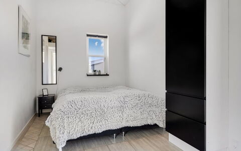 Vaska - 75M from the Sea: Flooring, Verdieping, Interieur Ontwerp, Hout, Slaapkamer, Plafond, Bed, Meubilair, Houten Vloer, Verlichting