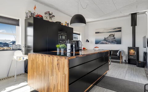 Vaska - 75M from the Sea: Meubilair, Flooring, Keuken, Hout, Countertop, Toestel Van De Keuken, Interieur Ontwerp, Cabinetry, Houten Vloer, Huishoudapparatuur