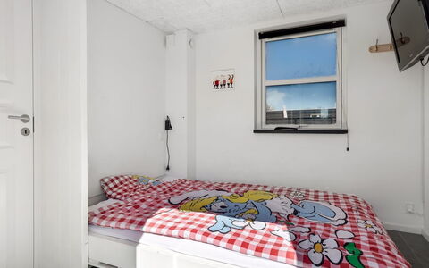 Vaska - 75M from the Sea: Muur, Slaapkamer, Bed, Interieur Ontwerp, Laken, Verdieping, Meubilair, Bedding, Flooring, Plafond