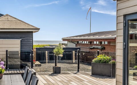 Vaska - 75M from the Sea: Hout, Deur, Verdieping, Huis, Flooring, Dak, Dek, Samengesteld Materiaal, Hardwood, Veranda