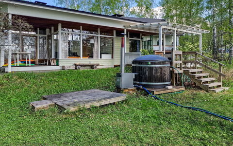 Nuorronranta: Land Lot, Tuin, Schaduw, Backyard, Veranda, Gazon, Werf, Outdoor Structuur, Landscaping, Garden Gebouwen