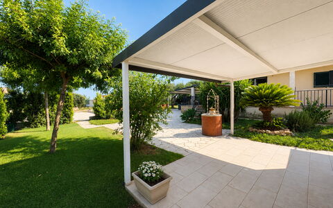 Villa Andrea: Schaduw, Tuin, Outdoor Structuur, Buitenmeubels, Bloempot, Pergola, Luifel, Patio, Kamerplant, Werf